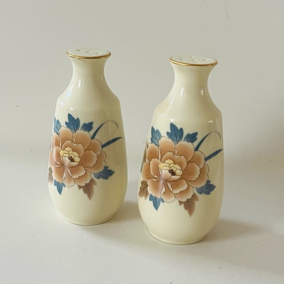 Floral Cream Ceramic Salt and Pepper Shakers Japan - Picture 9 of 11